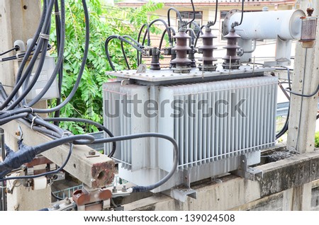 Electricity distribution transformer with cooling ribs