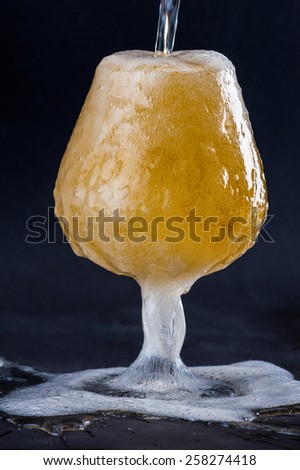 foam in the glass of a carbonated beverage