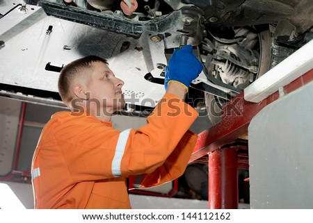 Car repair. Inspection of the vehicle suspension