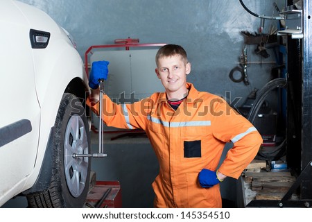 Car repair. Inspection of the vehicle suspension