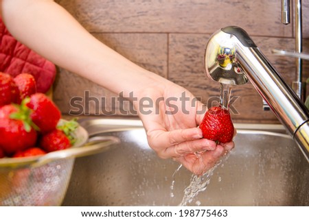 washes strawberries