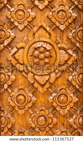 Wood carving is a Thai-style flowers The flowers in the middle Wood carving is a Thai-style flowers The flowers in the middle