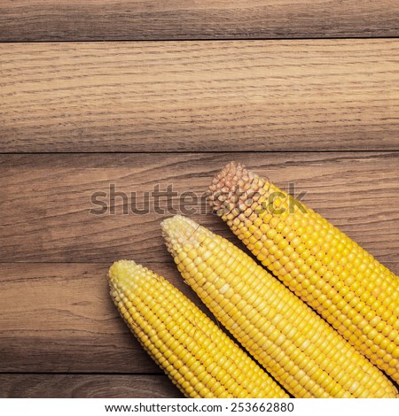 corn cobs on the brown wooden table