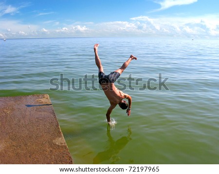 The man make a trick and jumps in the sea