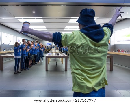 TORONTO - SEPTEMBER 19: Apple staffs welcome the first customer at the Apple Store, Eaton Centre in Toronto, Canada on September 19, 2014. Apple\'s new iPhones 6 and the 6 Plus go on sale this day.