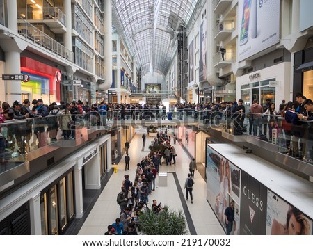 TORONTO - SEPTEMBER 19: Hundreds of customers wait for the door open at the Apple Store in Toronto, Canada on September 19, 2014. Apple\'s newest iPhones, the 6 and the 6 Plus go on sale this day.