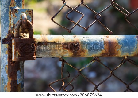 rusty lock an old fence