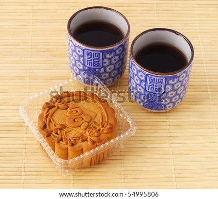 اهدى العضو اللى بدك طبق على ذوقك - صفحة 2 Stock-photo-chinese-mid-autumn-festival-moon-cake-and-tea-on-bamboo-mat-54995806