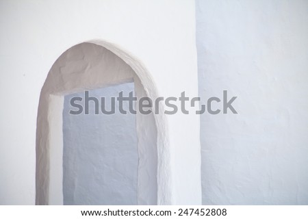 White arch entrance to typical home in Spain. Traditional spanish architecture. Spanish buildings, houses, street view, traditional street in Spain.
