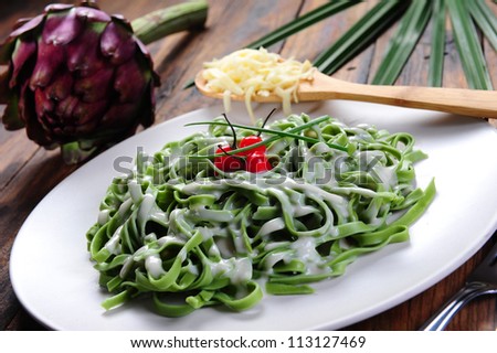 Green noodles with white sauce!