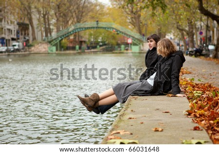 Dating couple in Paris on canal Saint-Martin