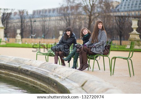 Friends in the Tuileries park of Paris
