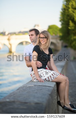 Dating couple in Paris