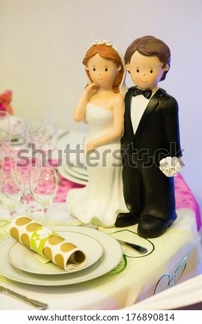 Figurines of bride and groom on a wedding table