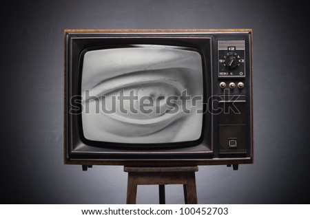 Gypsum eye looks to the old TV screen.