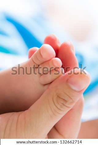 take care her baby\'s foot