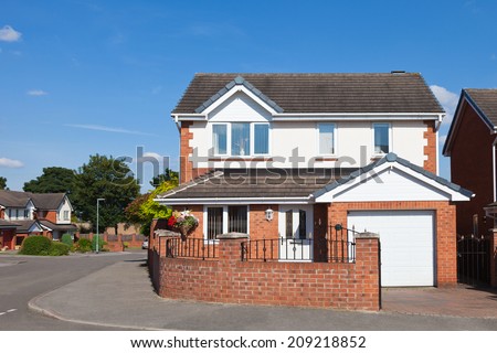 English detached house with garage