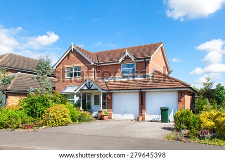 Elegant detached house with double garage
