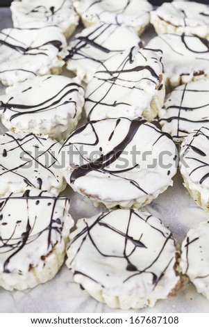 Sugar cookies with white chocolate and black wares
