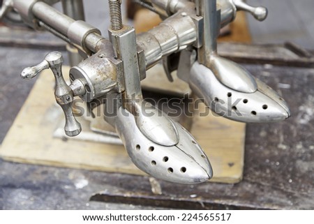 Metal machine for shoes, and material object