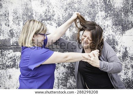 Women fight by jumping Hair, violence