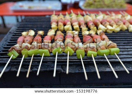 Barbecue sticks with pork and vegetables