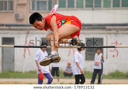 BAIXIANG COUNTY, HEBEI PROVINCE, CHINA - MAY 10, 2013: Baixiang County Middle School Track Meet held. Unidentified student athletes struggling to compete in a race against the project.