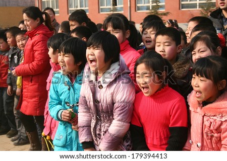XINGTAI CITY, HEBEI PROVINCE, CHINA - MAR 2, 2012 In the March 9, 2012, held in a primary school in China Xingtai skipping the game. Unidentified students enthusiastic cheerleaders refuel.
