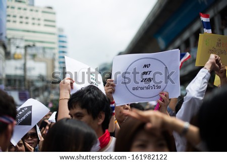 BANGKOK,THAILAND - NOVEMBER 7, 2013 : The Unidentified Officers and students in university protest against the disputed amnesty bill in Asoke junciton under the BTS sky train station, Bangkok