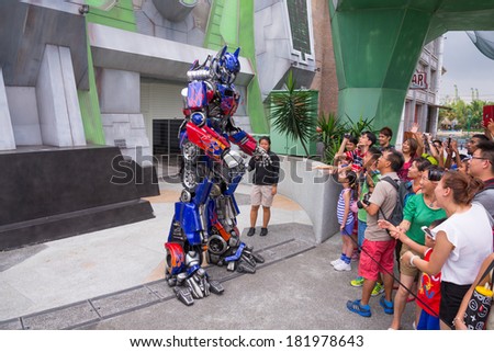 SINGAPORE AUGUST 26 2013 Optimus Prime display to audience in Universal Studios August 26 2013 Singapore SINGAPORE AUGUST 26 2013 Optimus Prime display to audience in Universal Studios August 26 2013 Singapore