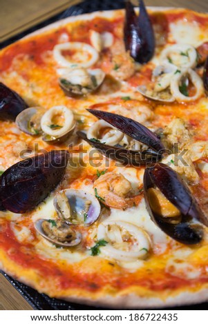 thin crust mussels pizza