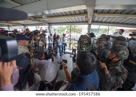 BANGKOK - MAY 25: Anti coup arguing with soldiers on media news, May 25, 2014 in Bangkok, Thailand.
