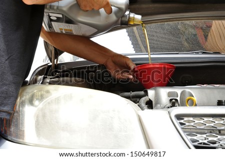 Car mechanic : engine oil change
