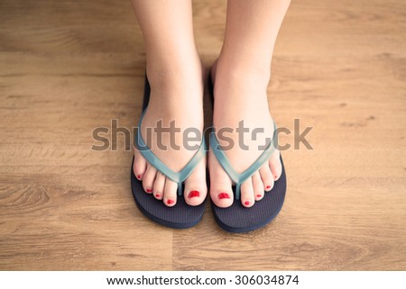 pretty feet in flip flops