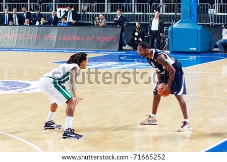 ISTANBUL - JANUARY 20: Bootsy Thornton (R) looks to drive as David Moss defends at THY Euroleage Top 16 Championship basketball game Efes Pilsen vs Montepaschi Siena January 20, 2011 in Istanbul