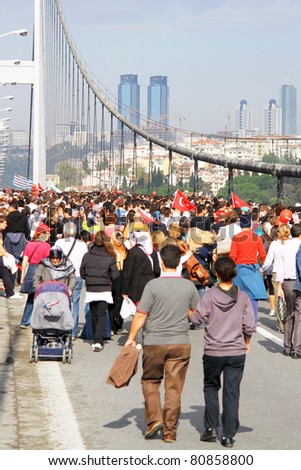 ISTANBUL - OCTOBER 17: Unidentified participants run over streets during the 32nd Intercontinental Eurasia Marathon run on October 17, 2010 in Istanbul, Turkey.