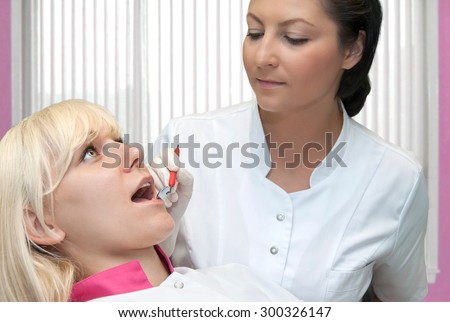 the doctor treats the patient\'s teeth