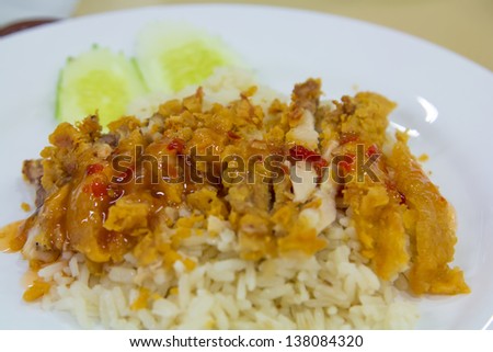 Chicken fried rice/Fried chicken and rice dish with white sauce.