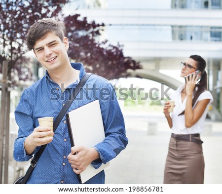 Business agent having an outdoor prep meeting with a designer before heading into a business meeting