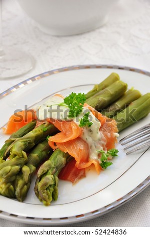 green asparagus with smoked salmon and white sauce