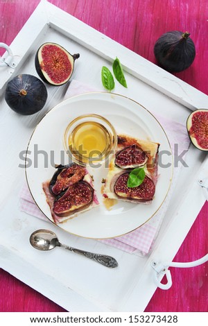 puff pastry tart with figs, cheese and honey