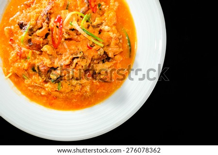 Seafood with Yellow curry sauce, sauteed seafood contains fish, shrimp, mussels, squid, crab claw, yellow curry powder, fresh garlic, egg, bell pepper, white onions, green onions celery