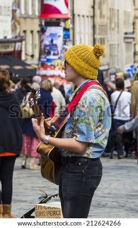 EDINBURGH,SCOTLAND, AUGUST 20, 2014, Street artists performing on Royal Mile, at Edinburgh Fringe Festival, Wednesday 20 August, 2014, Edinburgh, Scotland, UK.