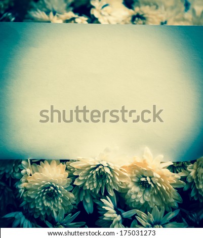 Blank note attached to a beautiful bouquet of daisies. Thank you or greeting card idea. Toned image.