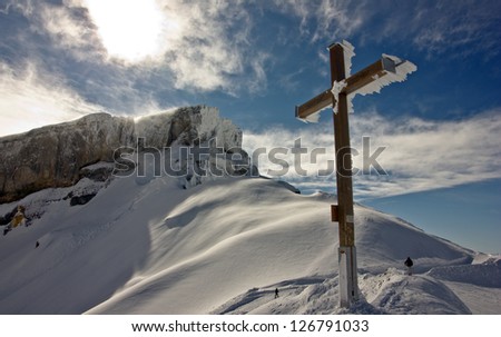 A summit cross in front of mount \