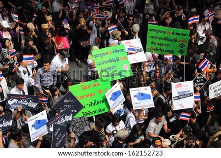 BANGKOK,THAILAND- NOVEMBER 7 : Unidentified protesters protest by against the government corruption and the controversial amnesty bill at Sukhumvit Rd. on November 7,2013 in Bangkok,Thailand.