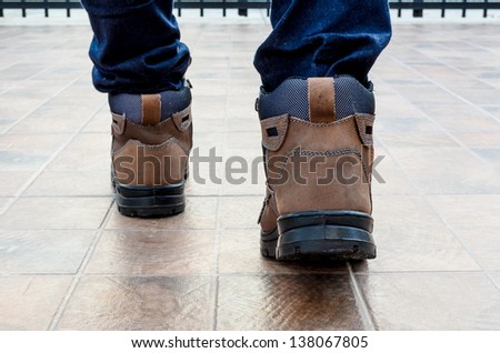 Safety shoes with forward step walking