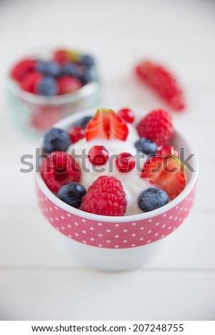 Frozen Yogurt with fresh berries