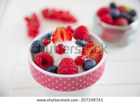 Frozen Yogurt with fresh berries