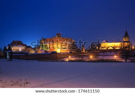 [Obrazek: stock-photo-malbork-castle-at-night-174611150.jpg]